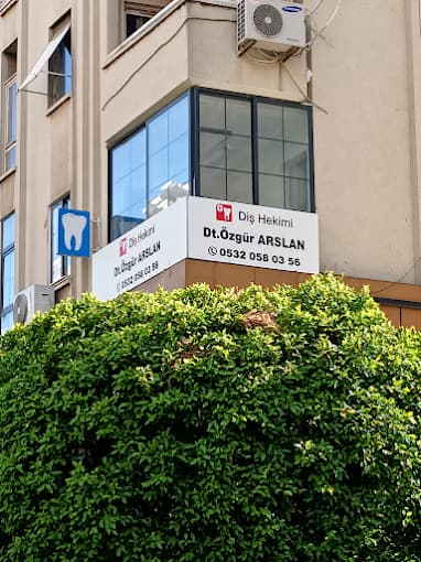 Muayenehanenin bulunduğu bina, Atatürk Caddesi