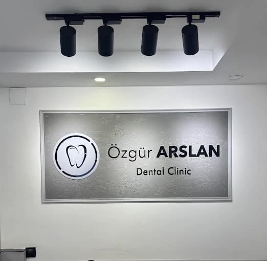 Özgür Arslan Dental Clinic logolu tabela